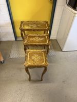 Antike Satztische / Beistelltische, 3er Set, Golddesign