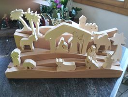 Krippe aus Holz handgeschnitzt mit Figuren guter Zustand