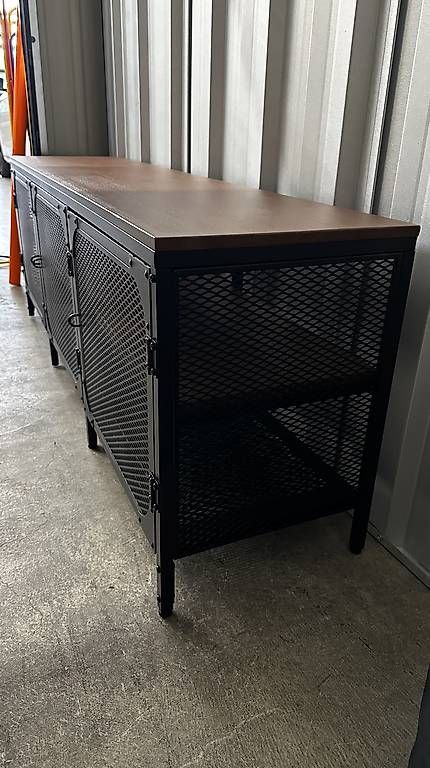 Commodes: Ikea Side-Board mit schwarzem Metallsockel – D'occasion à Horgen par rog_5zw5 1