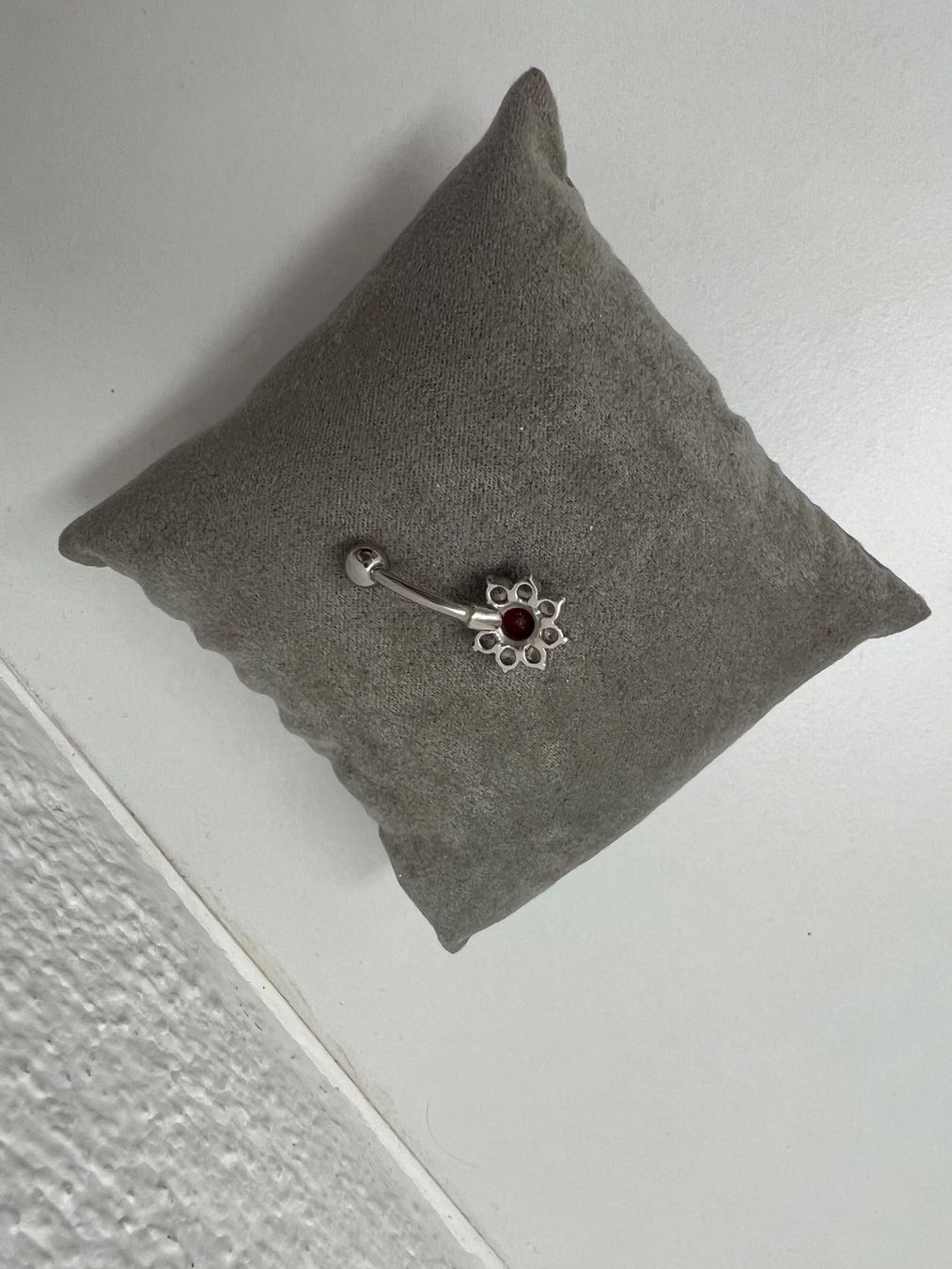 Piercingschmuck: Bauchnabelpiercing silber/rot ungetragen – Neu und originalverpackt aus Jona von n.ferrari 1