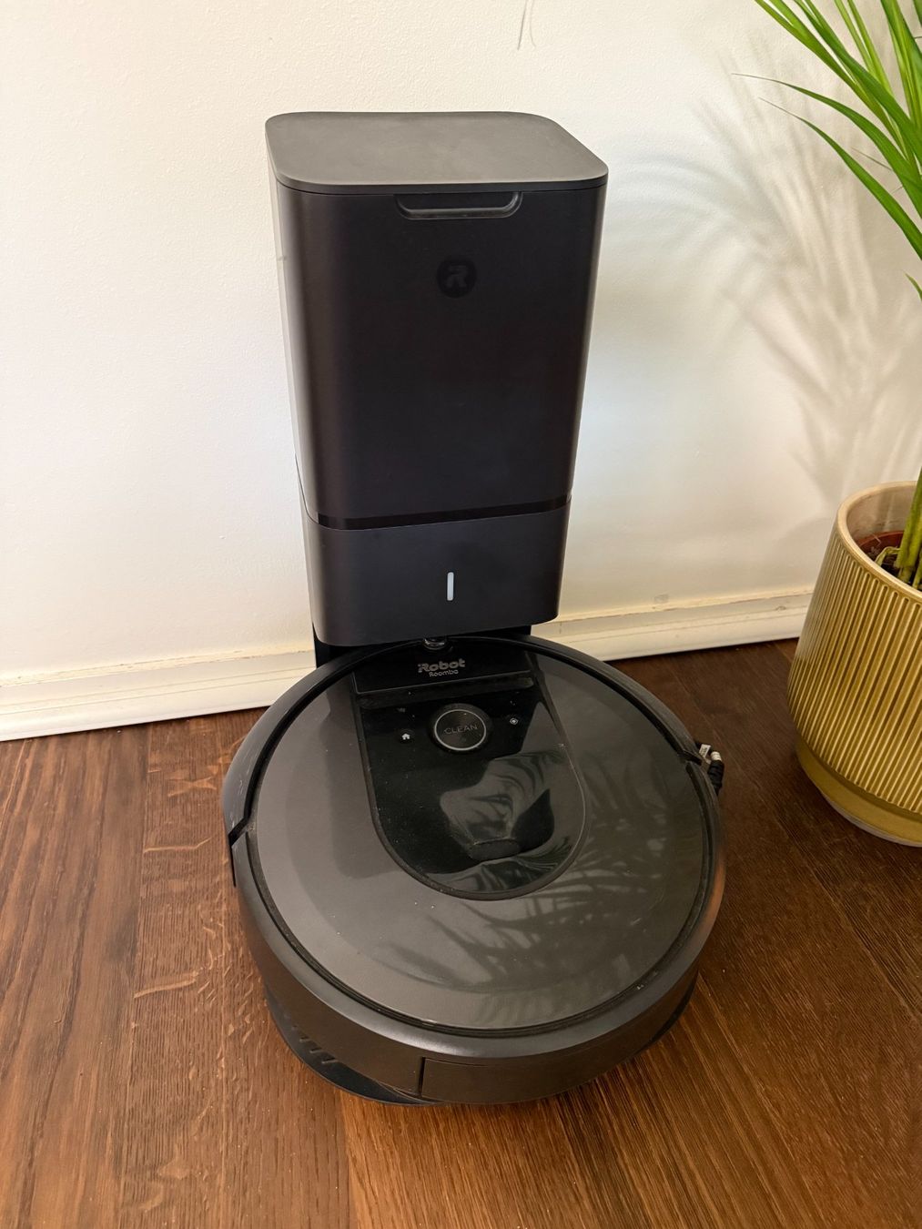 Irobot Staubsauger & Zubehör: iRobot Roomba i7+ mit Clean Base + Staubbeutel – Gebraucht aus Rüschlikon von may_5vkk