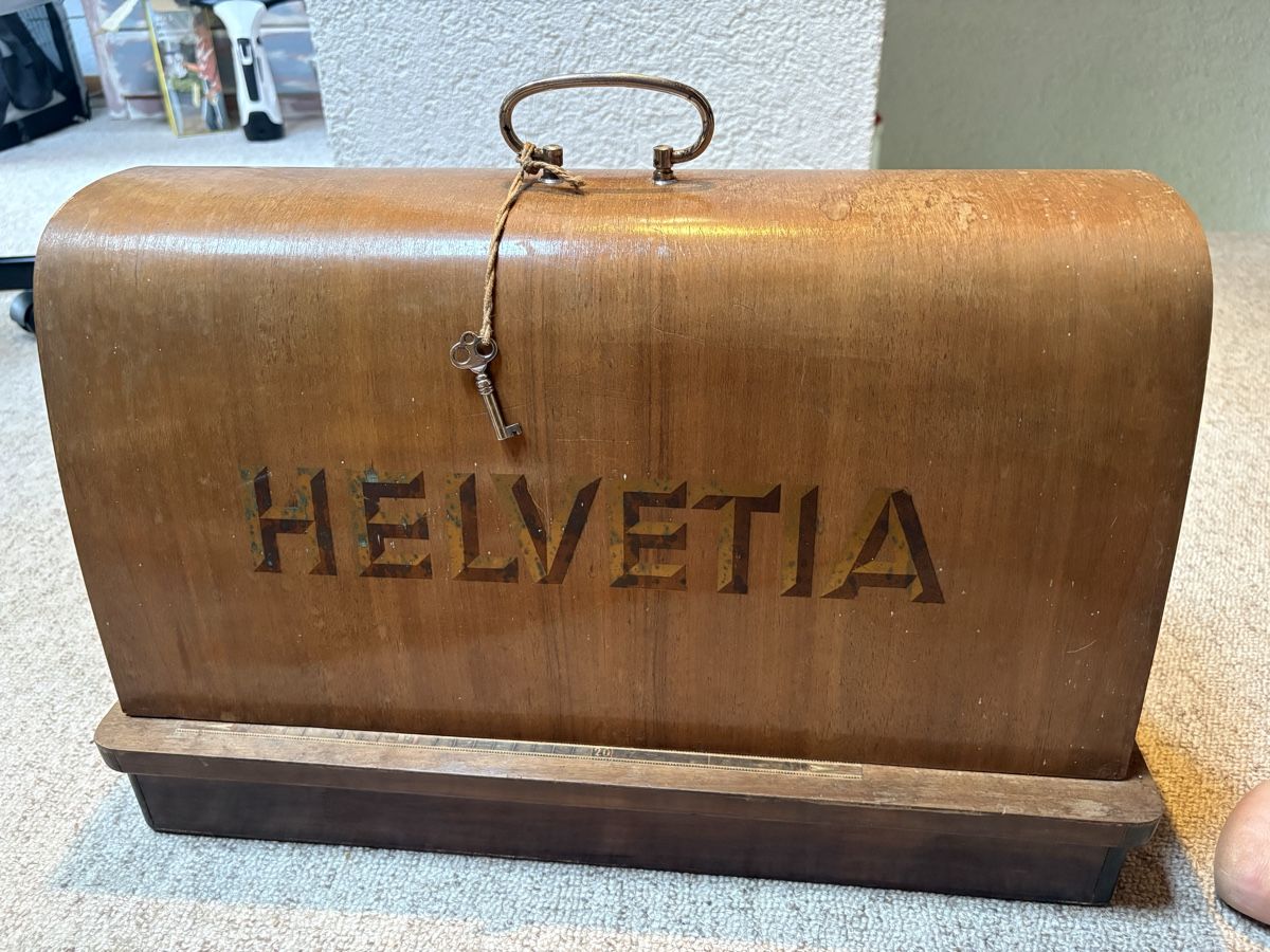 Helvetia Nähmaschine mit Holzkoffer und Motor 220V (D'occasion) à ...