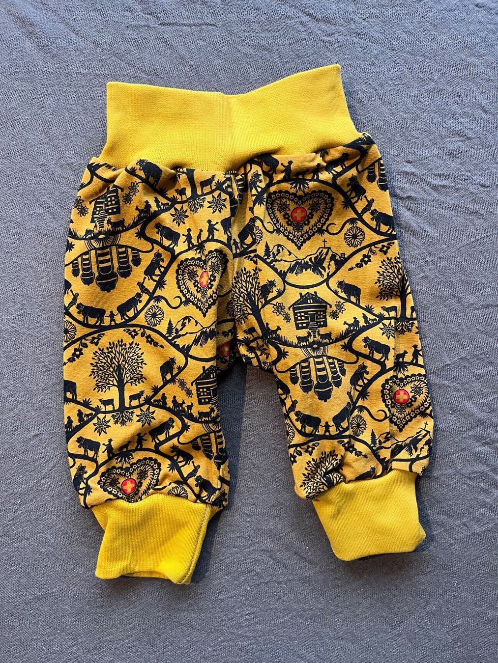 Pantaloni: 1 Kinderhose selbst genäht – Nuovo e nell'imballaggio originale da Büsserach venduto da bor_s88m