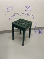 grüner Hocker mit Sitzschlitzen