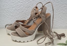 Beige  Sandalen mit Plateausohle, Gr. 37, Neu