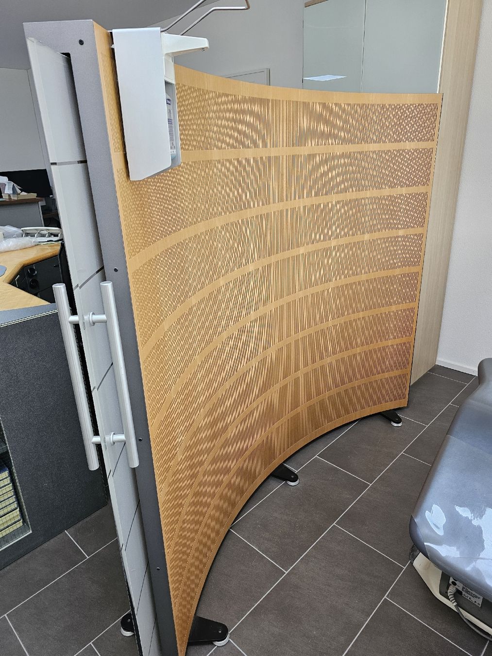 Paraventi: Runde Holz-Trennwand mit Milchglas  – Usato da Zürich venduto da Nz77 1