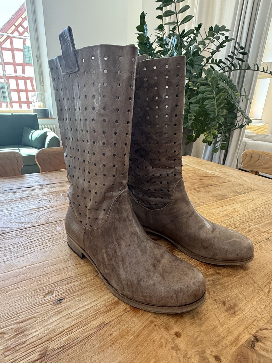 Damenschuhe: Braune Lederstiefel mit Lochmuster, Grösse 39 – Neu (gemäss Beschreibung) aus Rüti ZH von Evoire 1