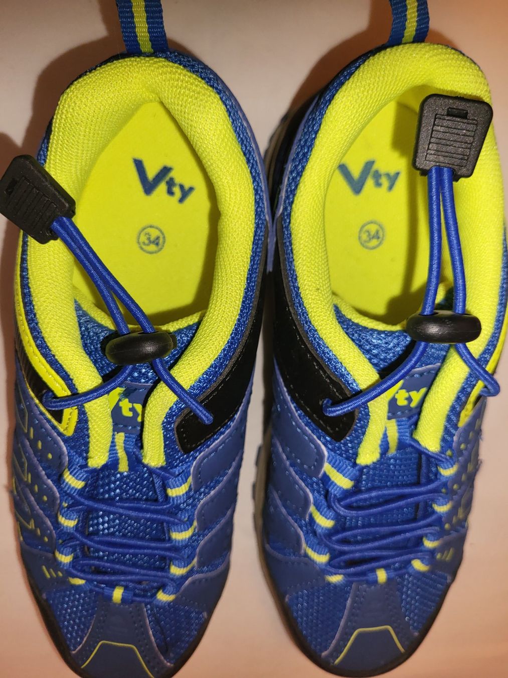 Herrenschuhe: Blaugelbe Sneakers von Vty, Grösse 34 – Neu (gemäss Beschreibung) aus Guggisberg von Aegertenlehn 4