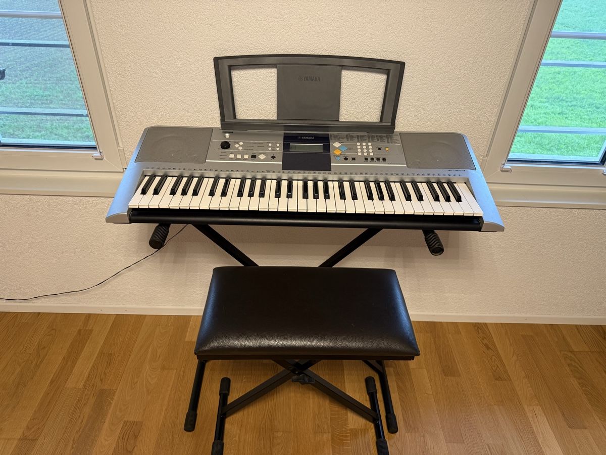 Yamaha Instruments de musique: Yamaha Keyboard PSR-E403 mit Hocker – D'occasion à Brittern par Andrina_Nurse14 1