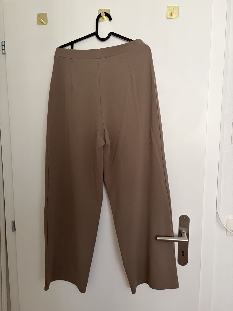 H&M Hosen: Pantalon large beige  – Gebraucht aus Monthey von Sevdije.Kololli 1