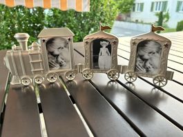 Niedlicher Fotorahmen Zug, versilbert, neuwertig