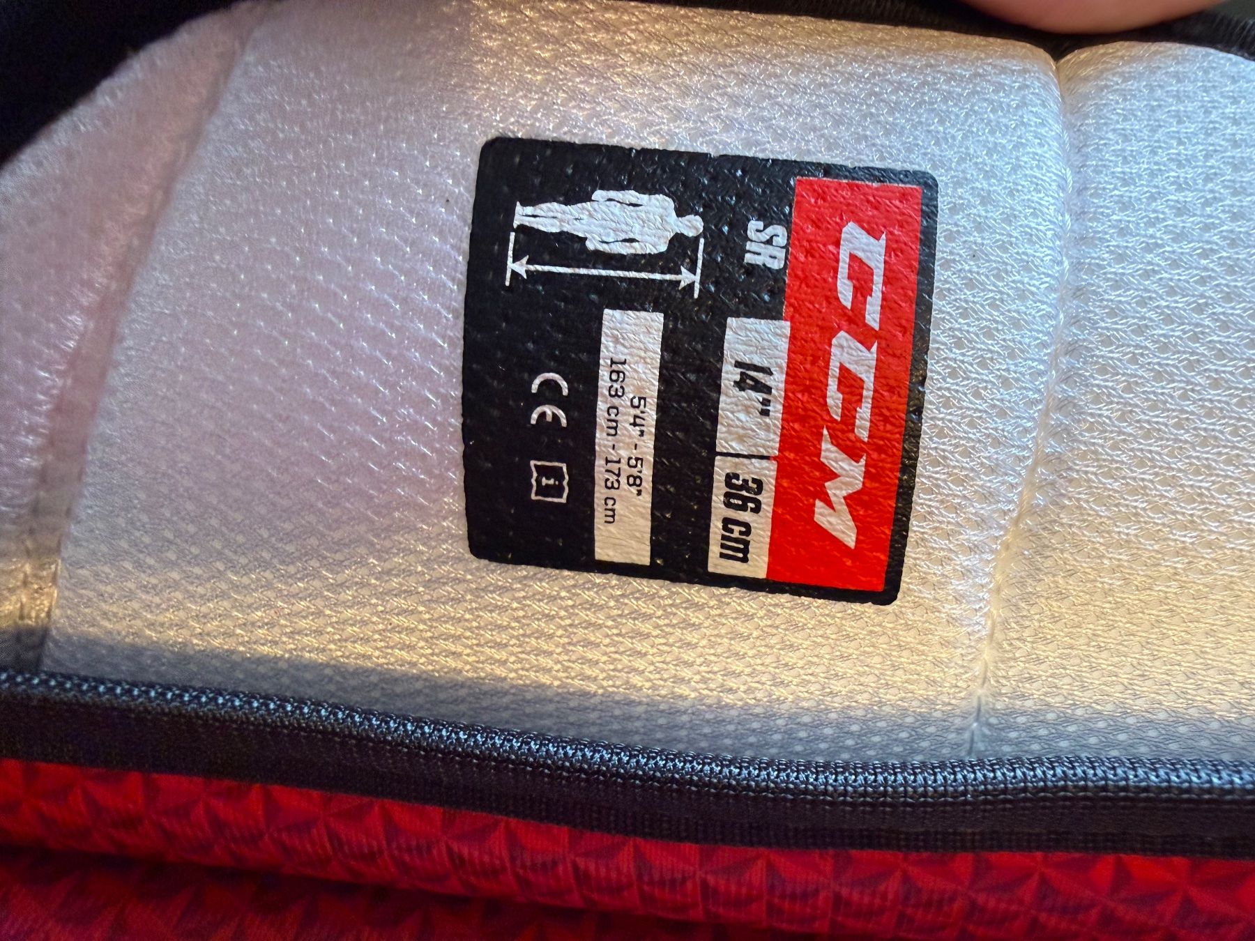 Ccm Protezioni & Imbottiture: CCM Jetspeed FT4 Pro Schienbeinschoner, Grösse 14" – Usato da Ringgenberg BE venduto da MiBa16 2