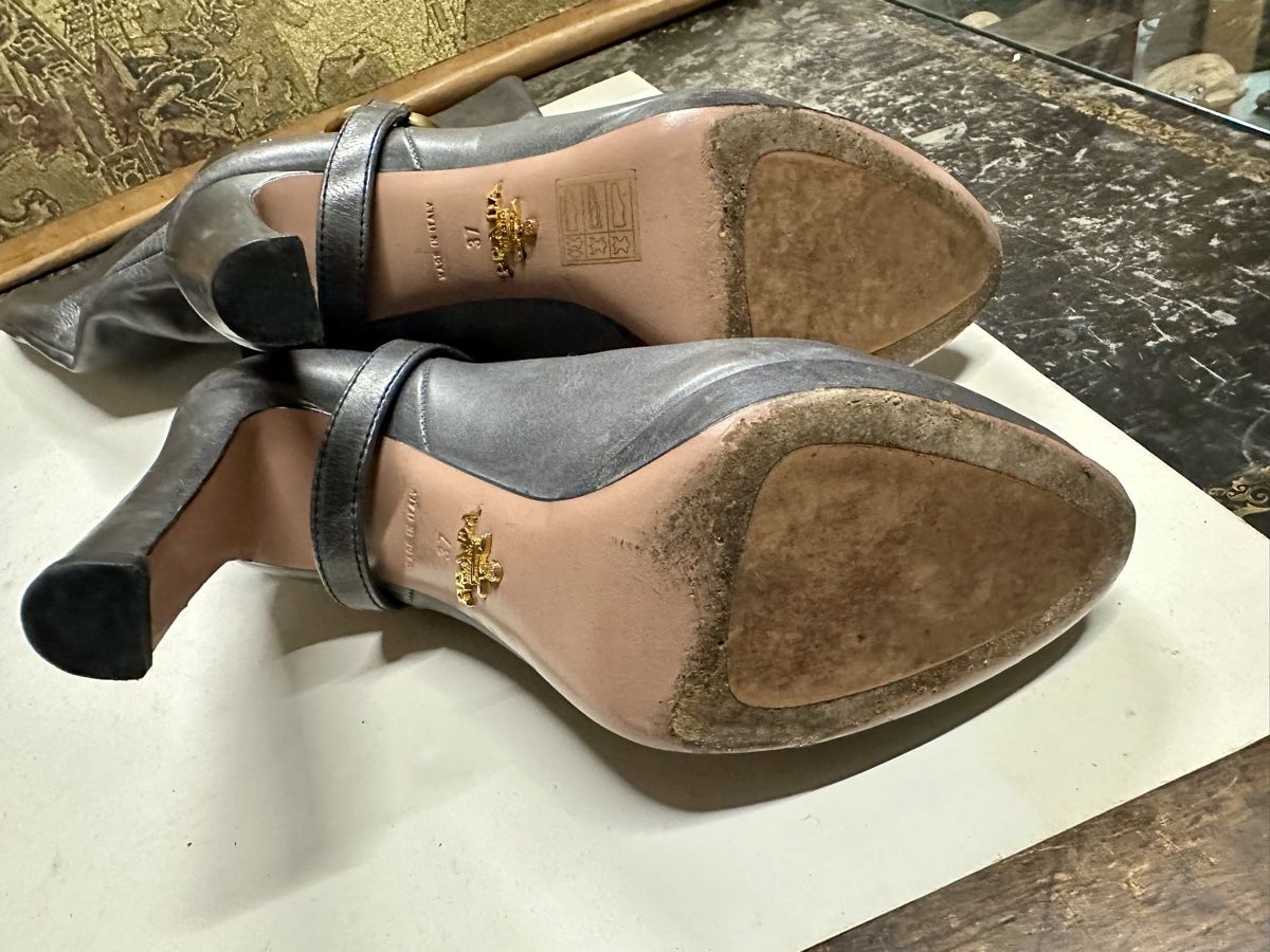 Prada Scarpe da donna: Bottes Prada, cuir souple gris taille 37. – Usato da Genève venduto da Tom6 6