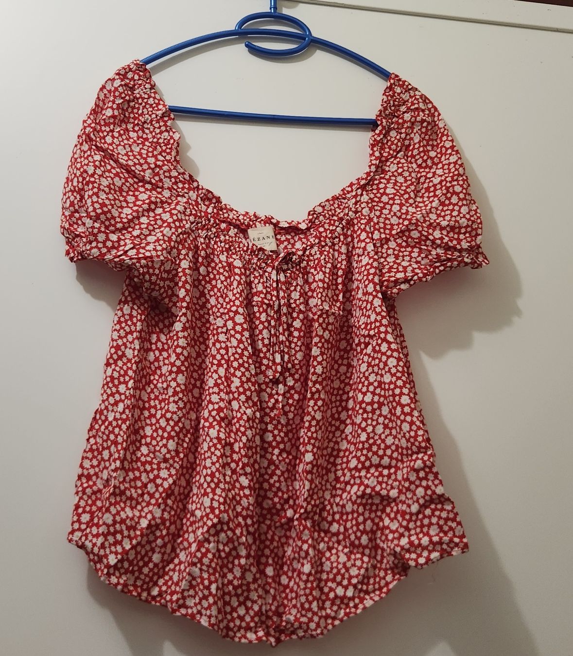 Sezane Tops: Top sezane fleuri rouge blanc taille 40 – D'occasion à Niedergösgen par Eva2410