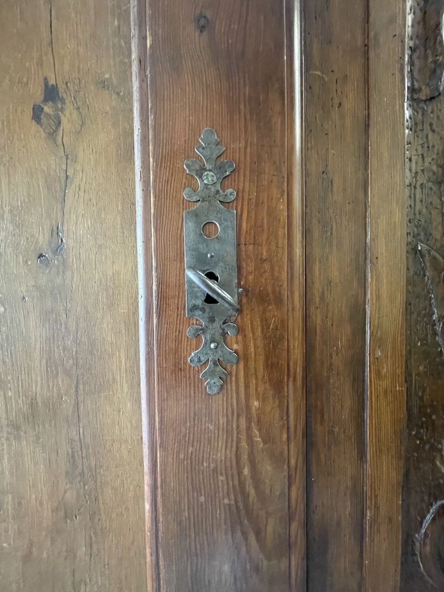 Armadi: Armoire ancienne sculptée à la main – Usato da La Tour-de-Peilz venduto da kin_5mrd 2