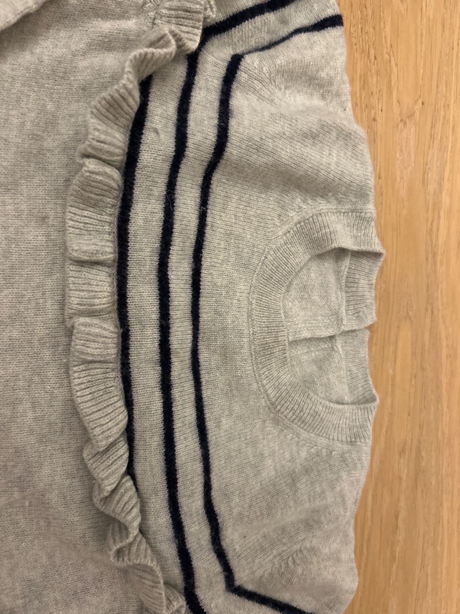 Pulls et sweat-shirts: Grauer Kaschmir Pullover mit Rüschen Grösse ca 98 – D'occasion à Olten par kleinundfeinfashion 3