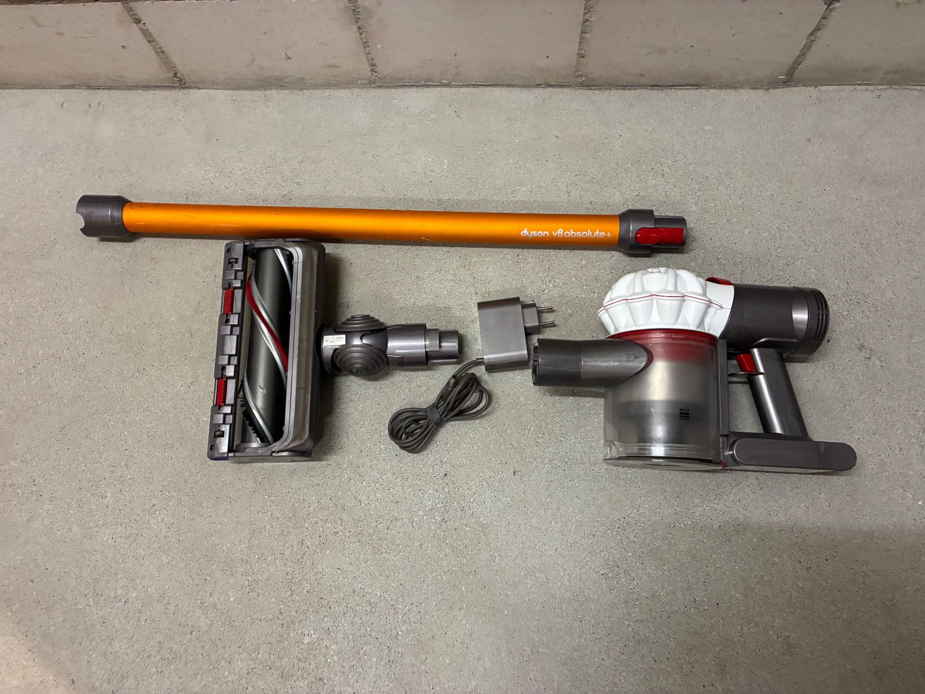 Dyson Aspirateurs & Accessoires: Dyson V 8 – D'occasion à Hendschiken par zkos 1