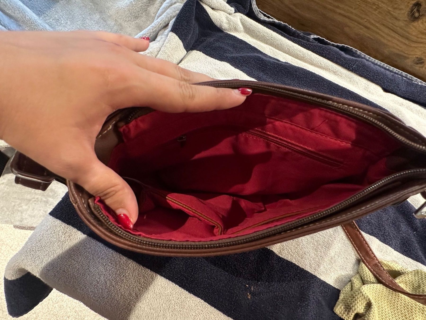 Borse da donna: Braune Handtasche mit Schrift – Usato da Schaan venduto da Hermine2018 1
