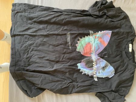 T-Shirt schwarz mit Schmetterlingsmotiv