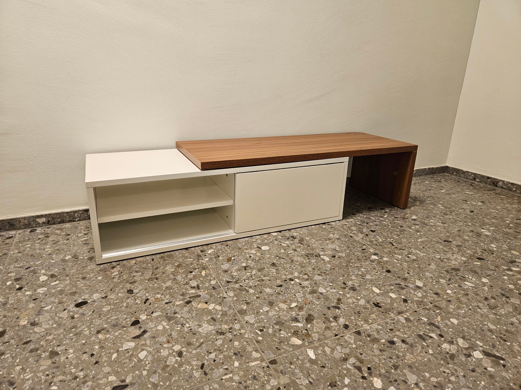 Beliani Mobili TV: TV Möbel Nussbaumoptik und weiss – Usato da Zürich venduto da phi_w2sw