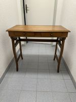 Antiker Holztisch mit zwei Schubladen gebrauchter Zustand