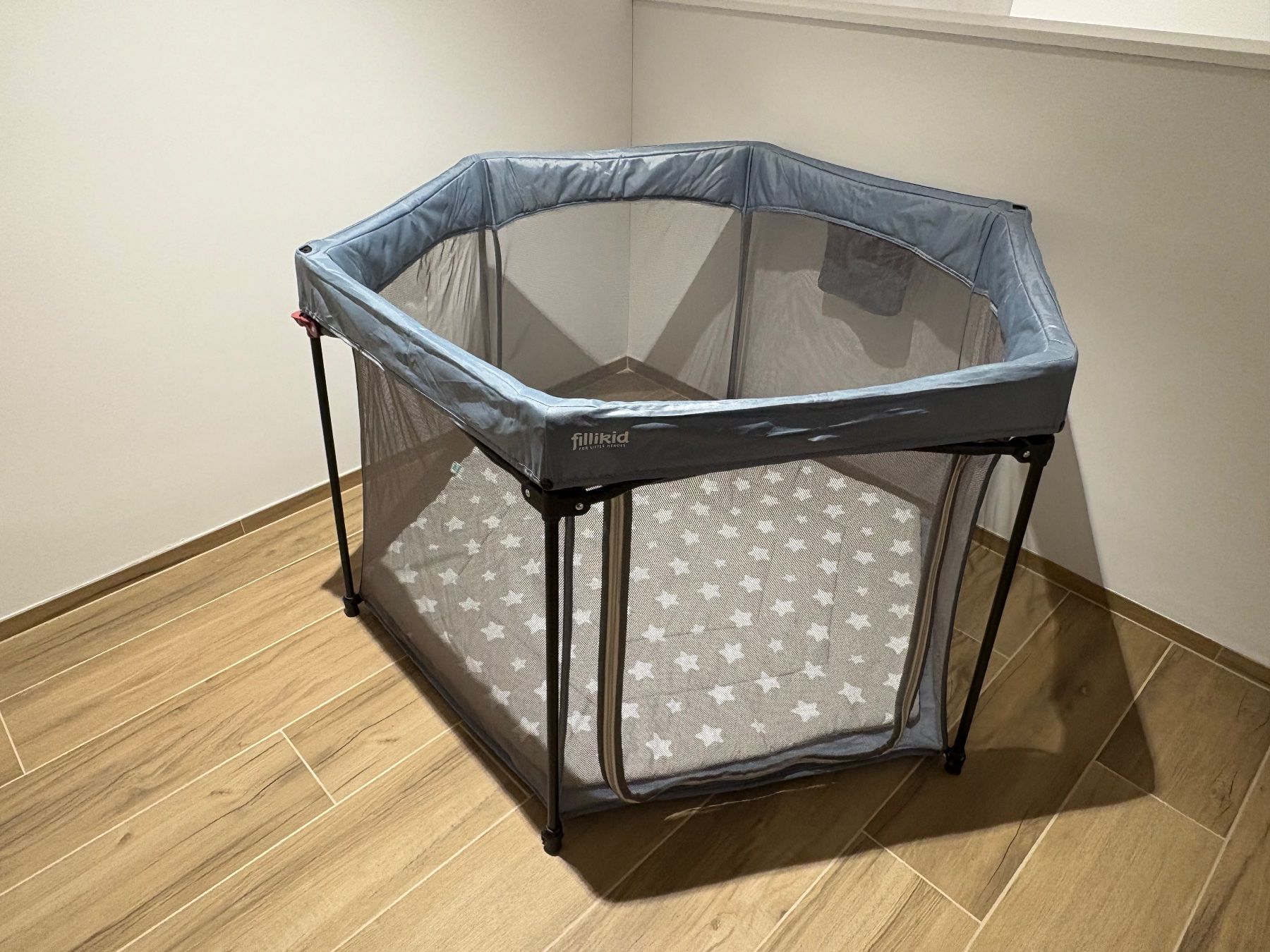 Fillikid Box & Barriere di sicurezza: Fillikid Reiselaufgitter mit Sternendecke – Nuovo (secondo la descrizione) da Diessenhofen venduto da Fluempel