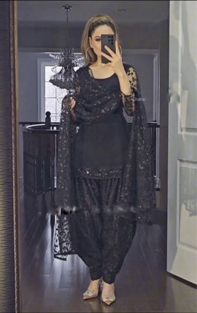 Black Beauty Ensemble: Dunkle Eleganz für unvergessliche Näc