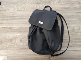 Calvin Klein | Kleiner schwarzer Lederrucksack
