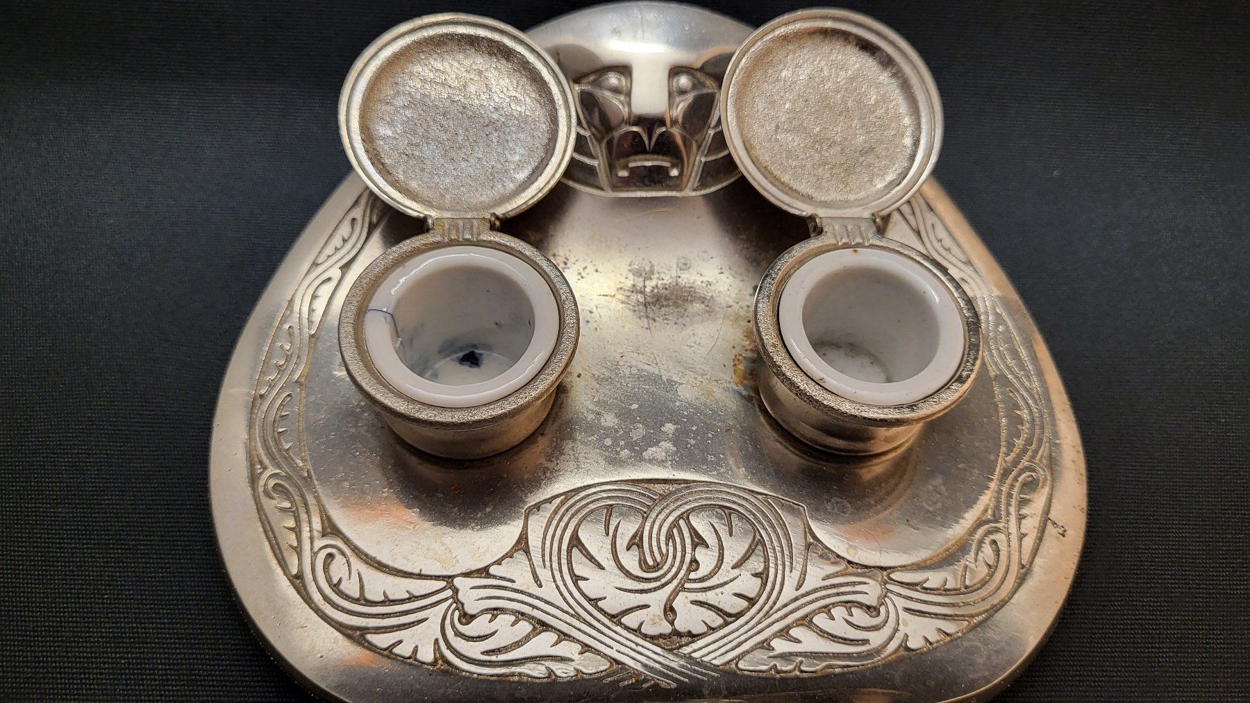 Figuren: Antikes Jugendstil-Tintenfässli mit Loöwe – Gebraucht aus Basel von spinne02 2