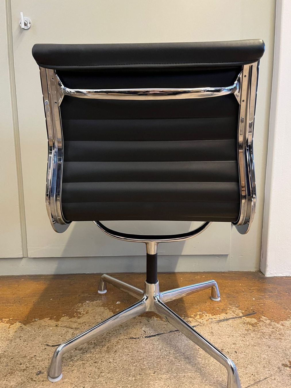 Vitra Sedie: 8 Stück vitra. Aluminium Chairs EA 105_Charles & Ray Eames – Usato da Herisau venduto da playoff15 3
