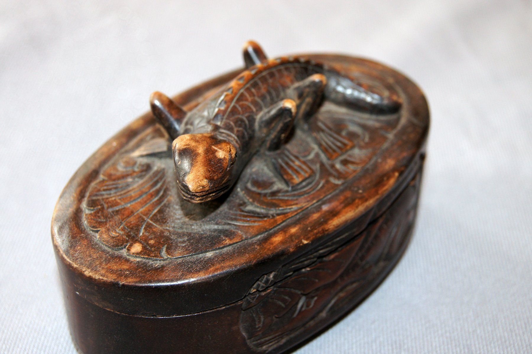 Tutte le decorazioni: Deckeldose mit Krokodil – Usato da Geroldswil venduto da ARTEFACTO 4