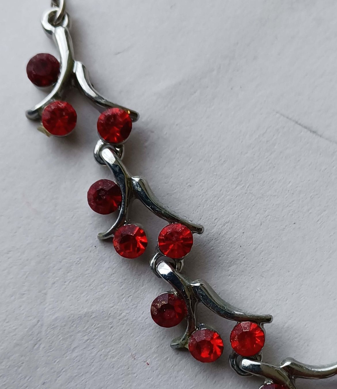 Catenine: Collier silber mit roten Kristallen – Nuovo (secondo la descrizione) da Niederrohrdorf venduto da Papillon_47 1