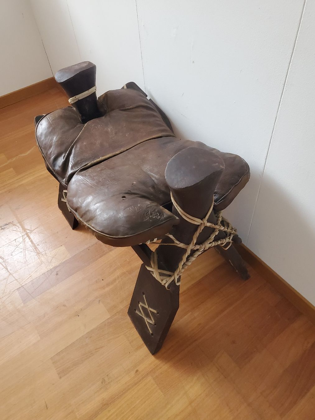 Sgabelli: Schöner Kamelhöcker, sehr bequem, Leder & Holz – Usato da Einsiedeln venduto da high5 2