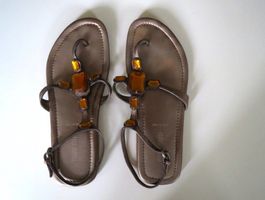 Miu Miu Zehentrenner Sandale mit dekorativen Schmucksteinen
