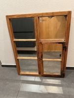 Alter rustikaler Fensterrahmen aus Holz