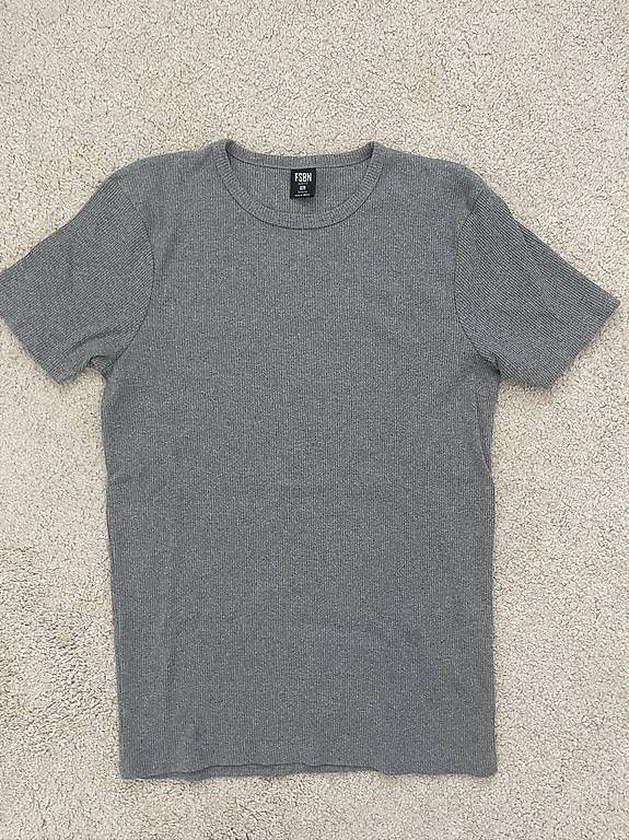 T-shirts: T-Shirt – D'occasion à Düdingen par sahli89