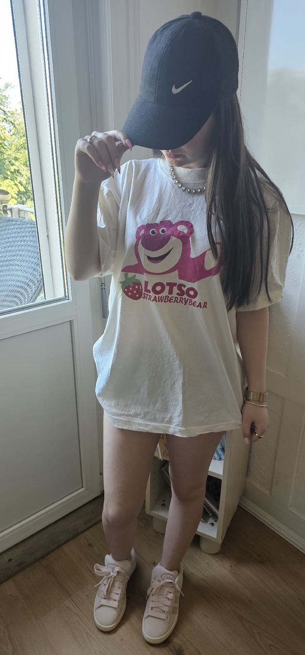 T-shirt: Lotso Strawberry Bear Graphic Tee - Fun Summer Top – Usato da Rorschach venduto da Alles_9.90