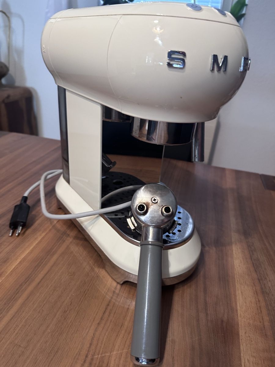 Smeg Macchine per caffè & Macchine per espresso: SMEG Siebträgermaschine Farbe Creme – Usato da Bergdietikon venduto da Joyosa 3