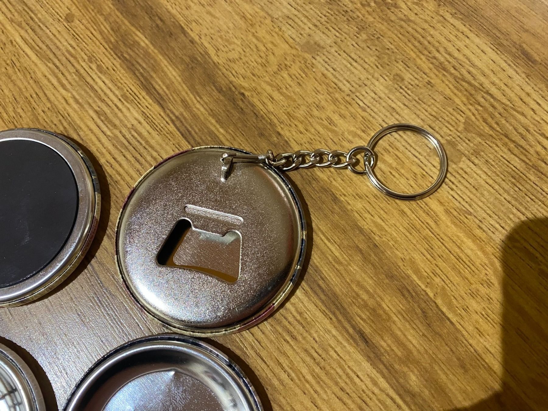 Plaketten & Abzeichen: John Wayne Flaschenoeffner, Magnete, Ansteck Badge – Neu (gemäss Beschreibung) aus Basel von VinylLover68 5