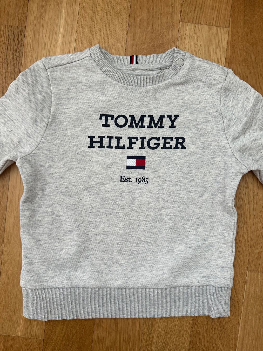 Tommy Hilfiger Maglioni & Felpe: Tommy Hilfiger Pullover, Grösse 86, Top Zustand! – Nuovo (secondo la descrizione) da Unterägeri venduto da StefanGekko 1