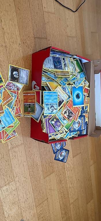 Cartes à collectionner: Schuhbox voll mit Pokemon Karten – D'occasion à Uettligen par mil_s5b6 1