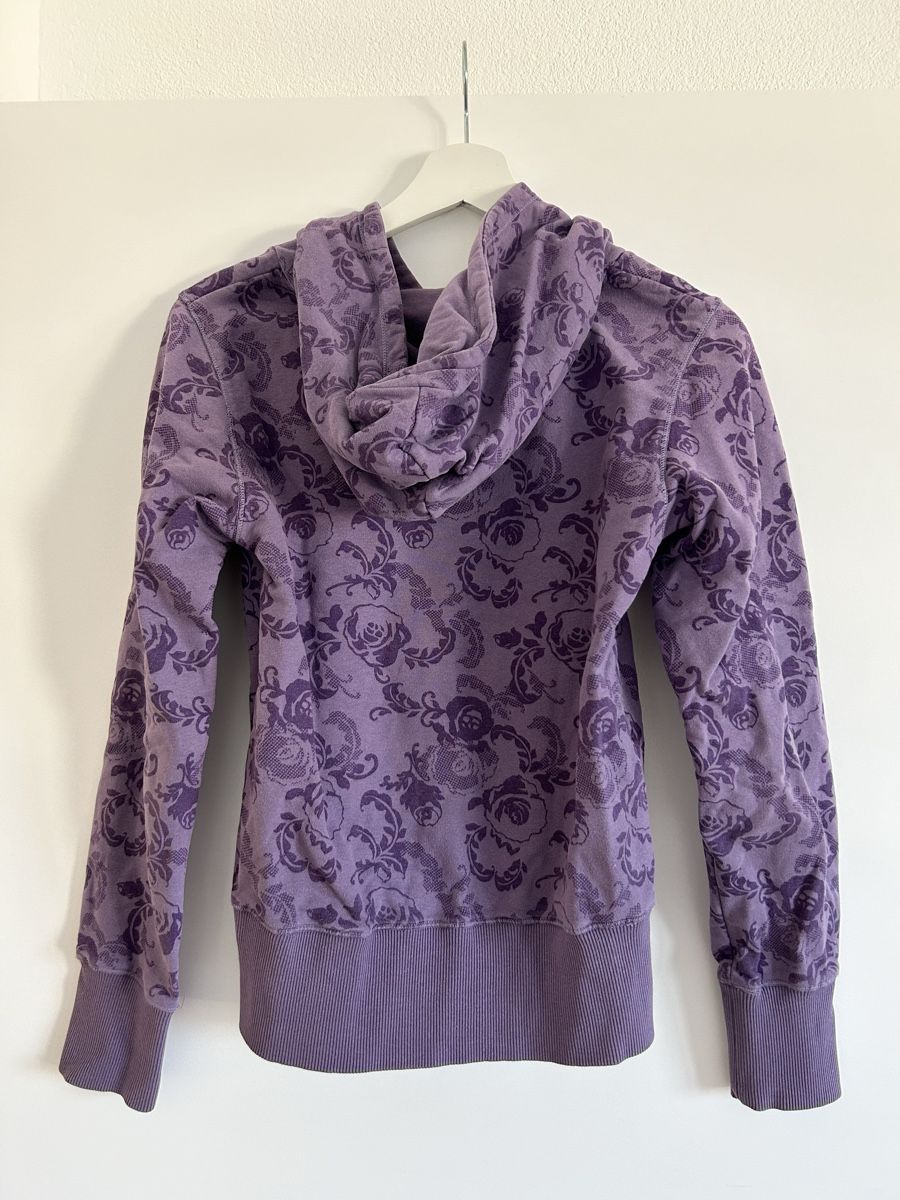 H&M Pullover & Sweatshirts: Kapuzenpullover mit lila-violett Rosenmuster – Gebraucht aus Rorschach von fla_62jm 1