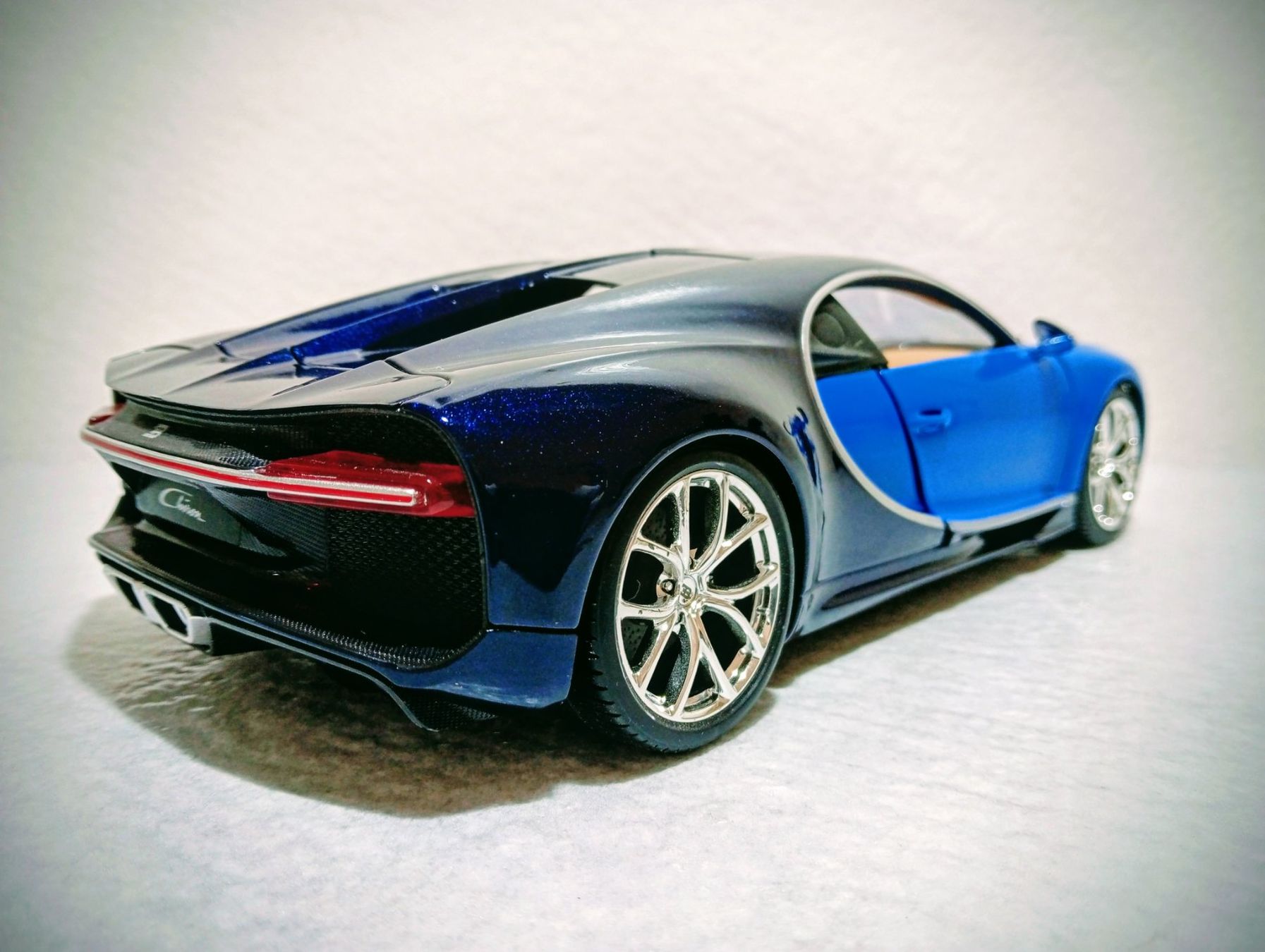 Bburago Modellini d'auto: Bugatti Chiron – Usato da Huttwil venduto da Secondtrain 1