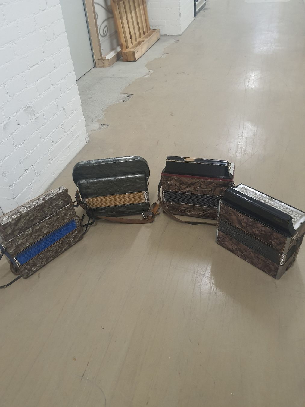 Strumenti musicali: 4 accordéons diatonique 8 basses  – Usato da Pont-de-la-Morge venduto da Mirabelle0 4