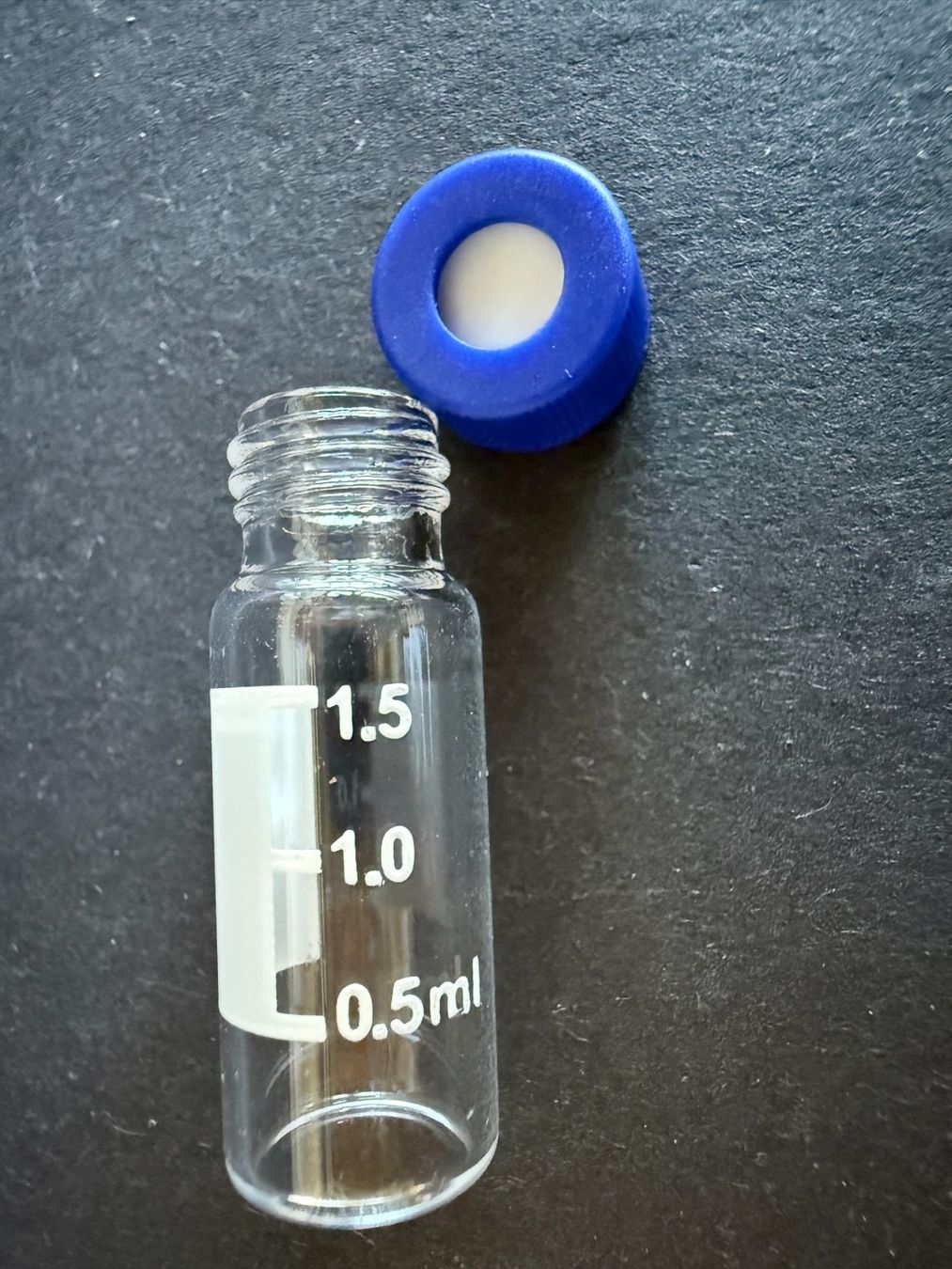 Contenitori & Simili: 25 Stück Packung Autosampler Fläschen 2 ml mit Schraubdeckel – Nuovo e nell'imballaggio originale da Lützelflüh-Goldb venduto da Elementis 1
