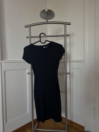 Damen Kleid H&M schwarz kurzgerippt Grösse XS 