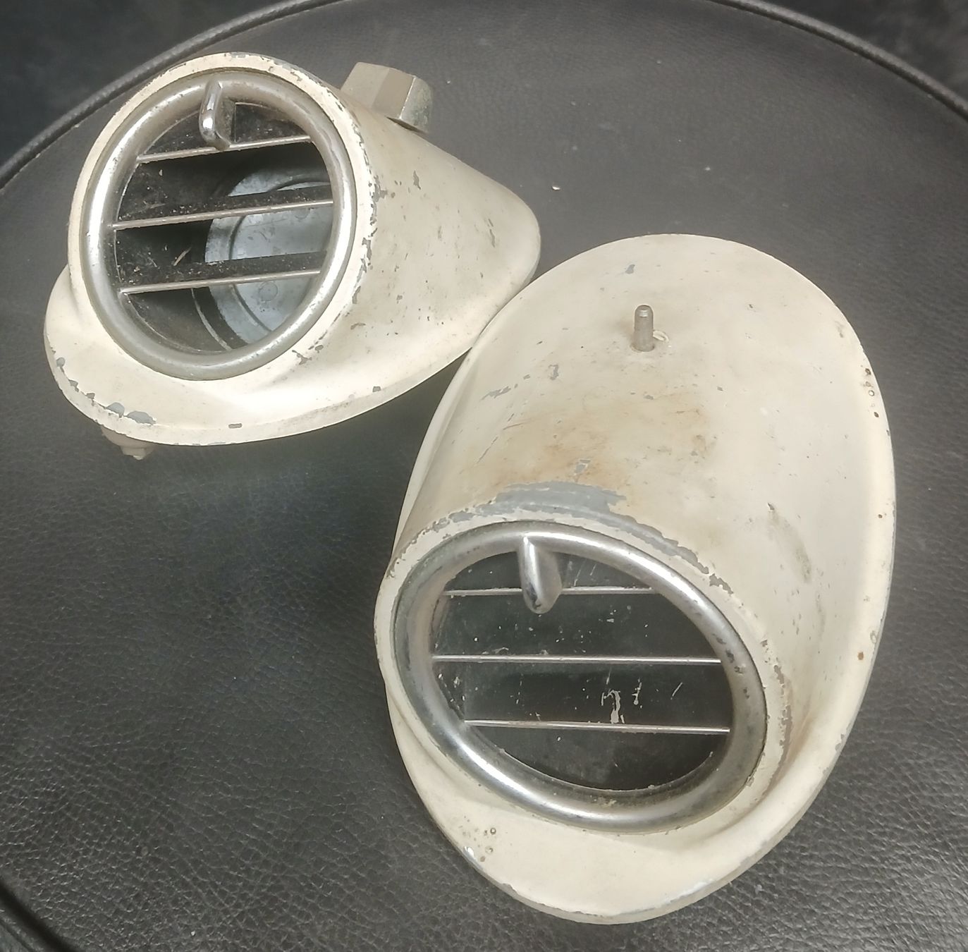 Cadillac Tutti pezzi di ricambio auto: Bouches de ventilation Cadillac 59-60 – Usato da la heutte venduto da Auto-stock