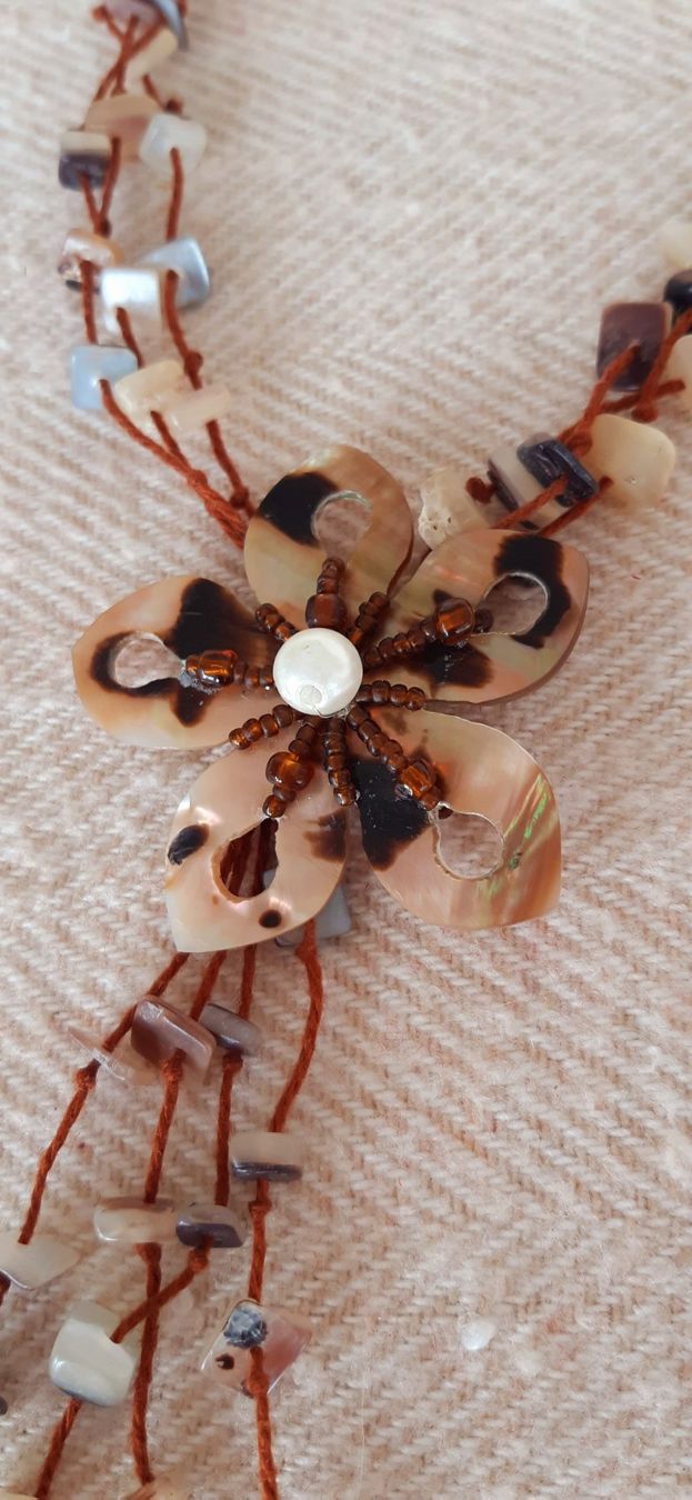 Catenine: Jolie collier en nacre, pendentif fleur – Nuovo (secondo la descrizione) da Champvent venduto da lallina1974 1