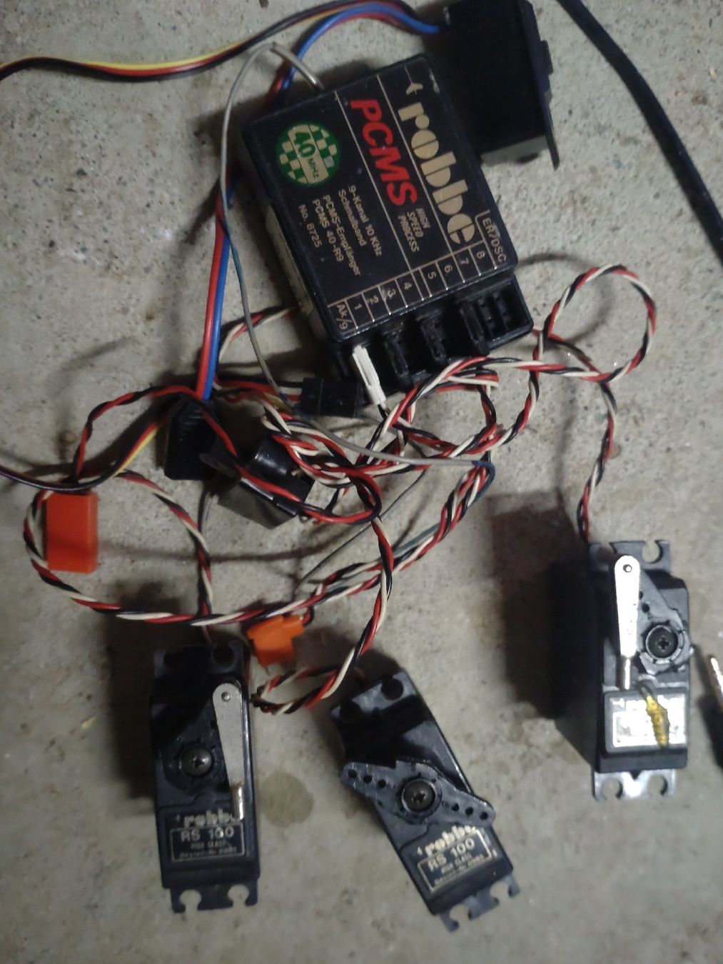 Robbe Modellismo RC: 3x Robbe RS 100 Servos + PCMS + accessoires – Usato da Vétroz venduto da Guadonjin