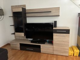 Wohnwand mit beleuchteten Glasschrank (ohne Fernseher, usw.)